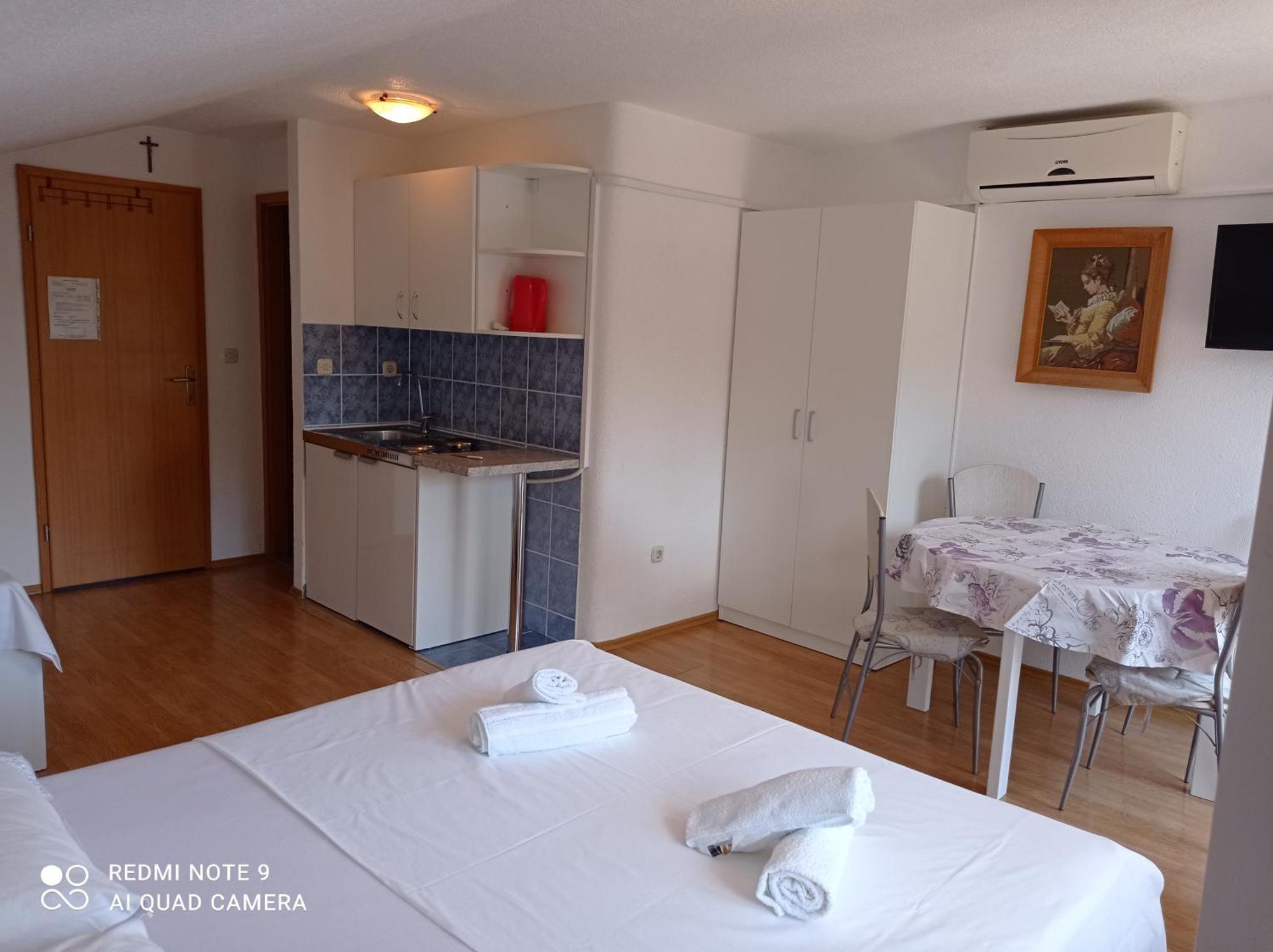 Apartments Mihovil オミシュ 部屋 写真
