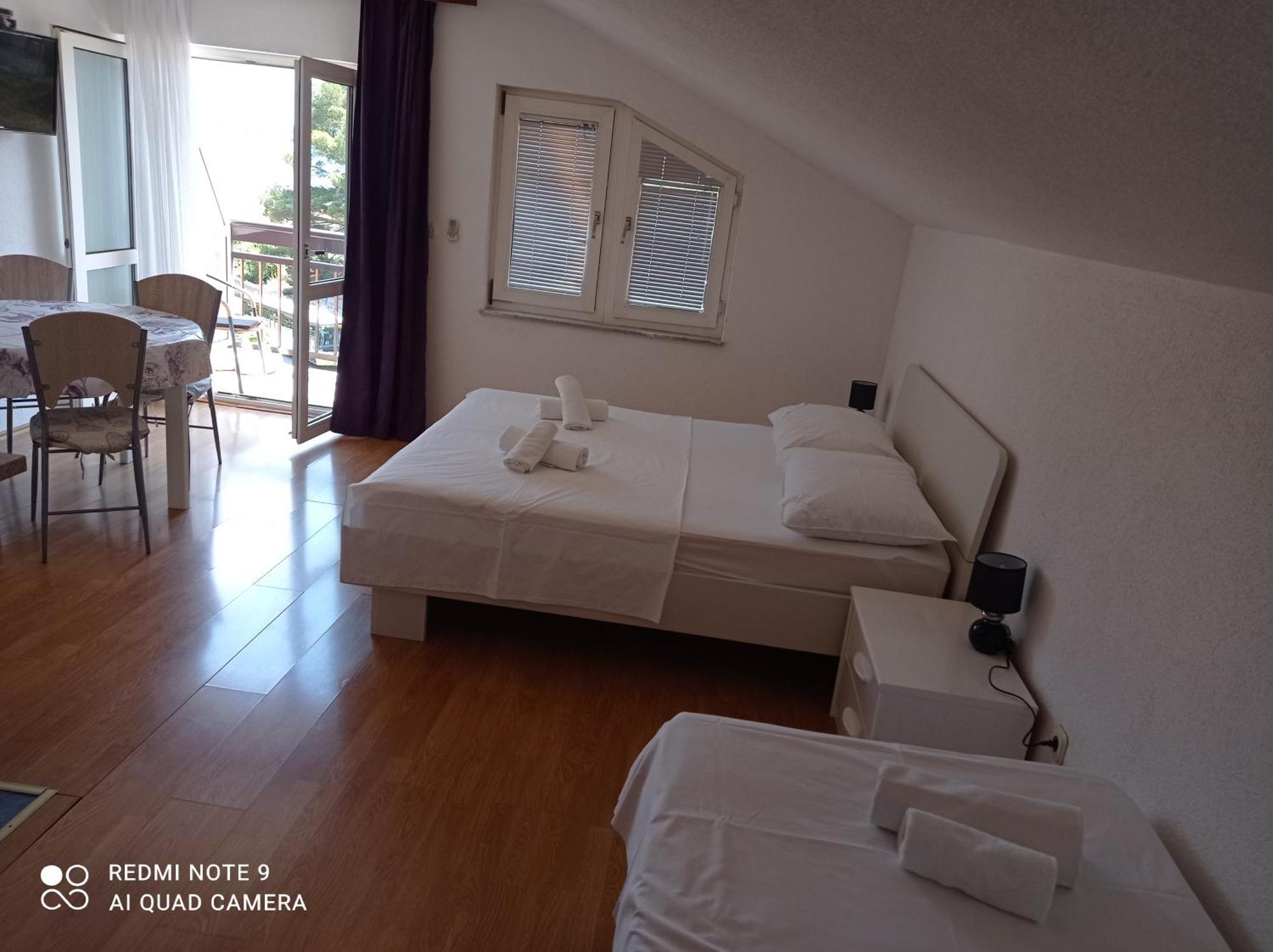 Apartments Mihovil オミシュ 部屋 写真