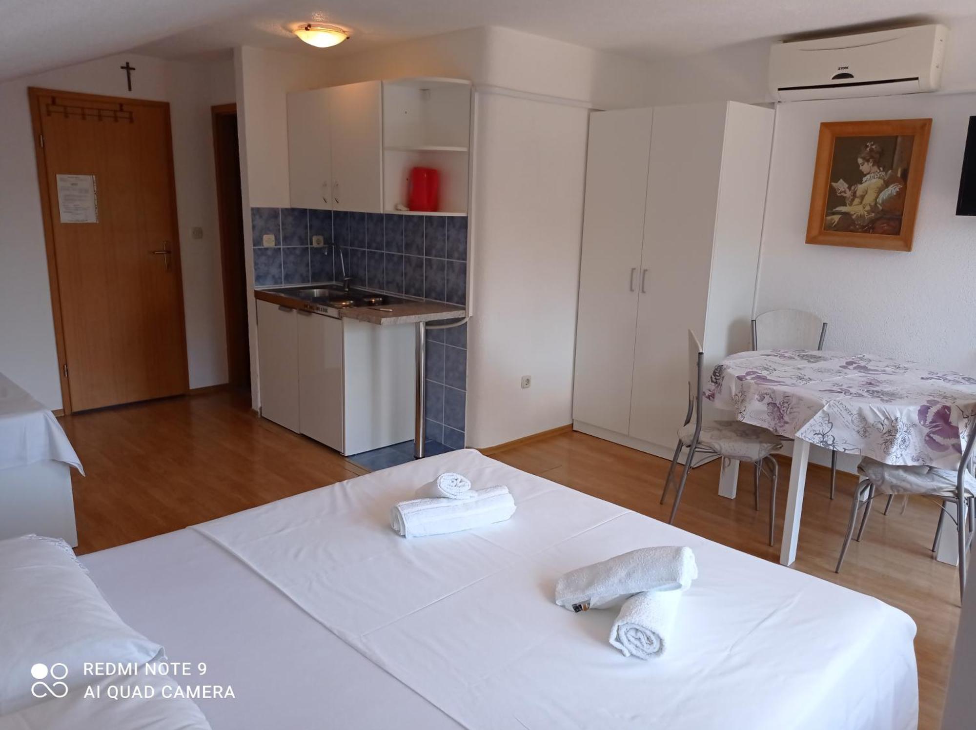 Apartments Mihovil オミシュ 部屋 写真